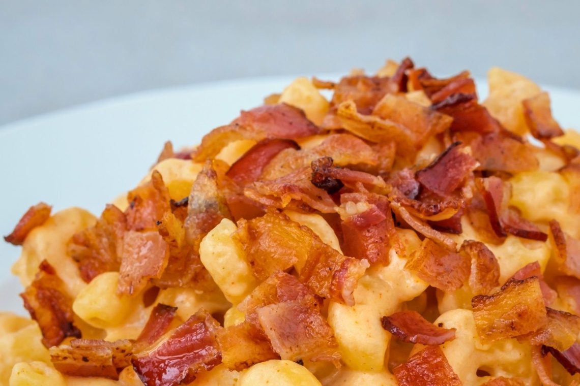 pasta jossa paljon pekonia