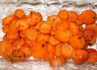 rakuunaporkkanat lasisella tarjoiluastialla