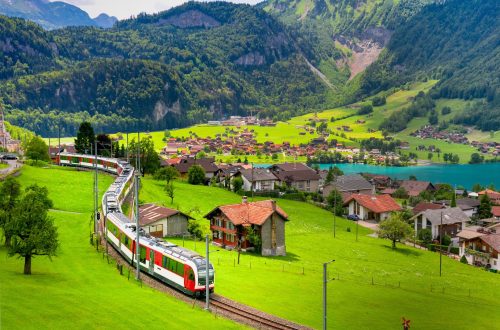 juna kulkee sveitsin maisemien halki