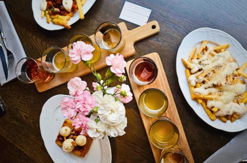 olutmaistiaisia ja ranskalaisia perunoita belgialaisravintolan pöydällä