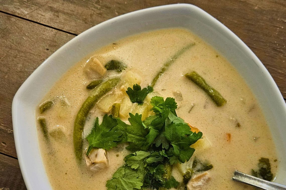 aasialainen kalakeitto lautasella