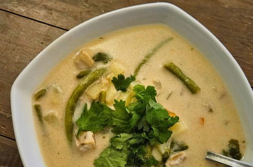 aasialainen kalakeitto lautasella