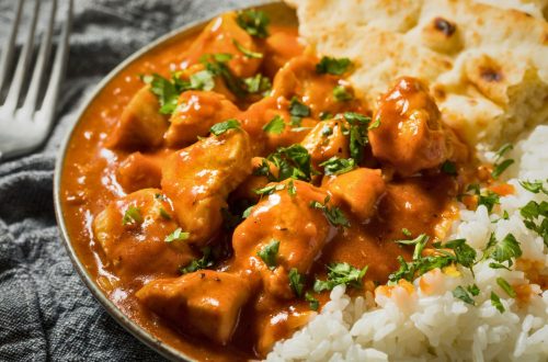 butter chickeniä, riisiä ja naanleipää lautasella