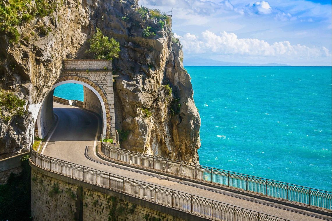 Amalfi Drive -tie ja meri taustalla