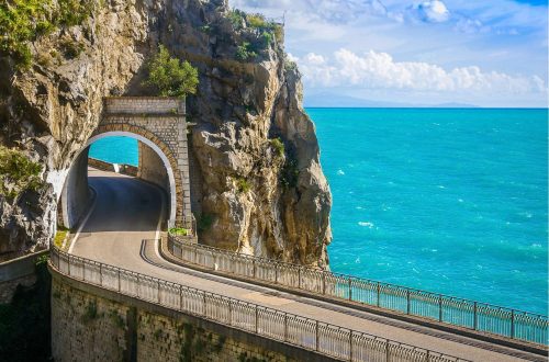 Amalfi Drive -tie ja meri taustalla