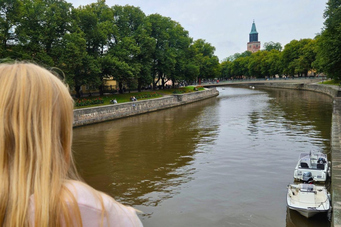 Tyttö katsoo Aurajoelle
