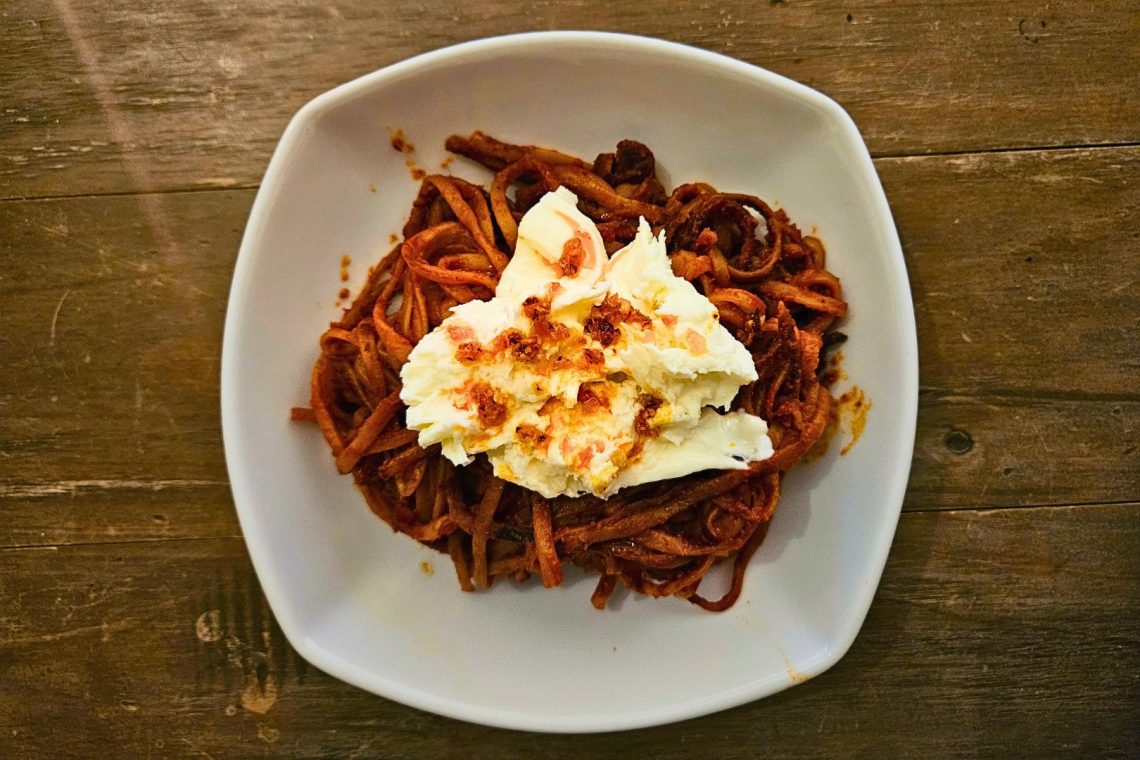 salamurhaajan tomaattinen pasta mozzarellalla lautasella
